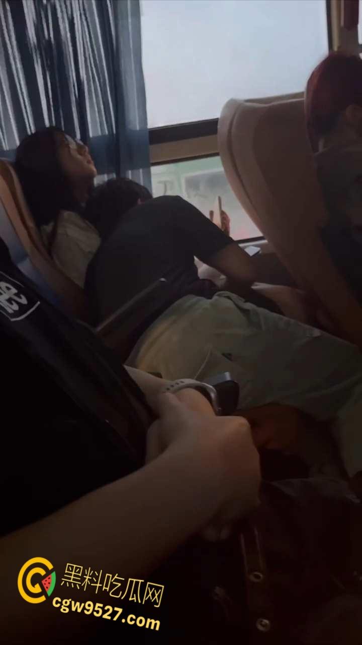 寂寞情侣公交车上也不老实,激情热吻舔奶,男友疯狂调教骚逼母狗,还没到酒店就开始躁动!-6