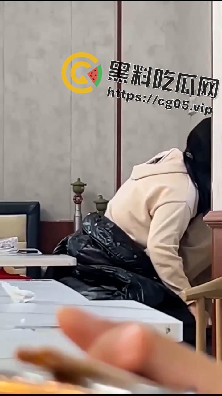 大学生真会玩！南京财经大学中苑食堂三楼 情侣在沙发上坐姿做爱被偷拍 不嫌害臊 还知道拿羽绒服挡一下-5