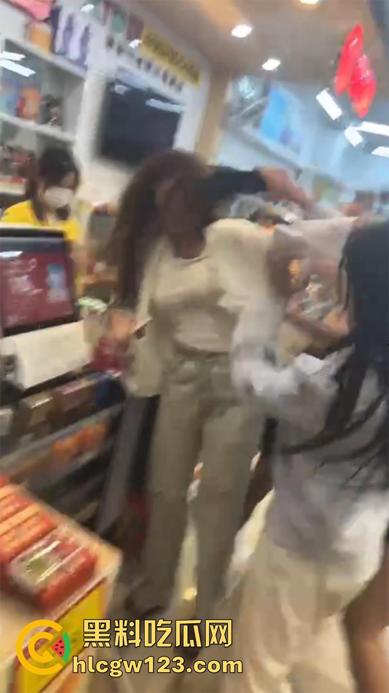 吉林长春精神小妹打架现场,一群社会青年围殴闺蜜,纹身小伙一旁录像加油,年纪轻轻不学好啊!-6