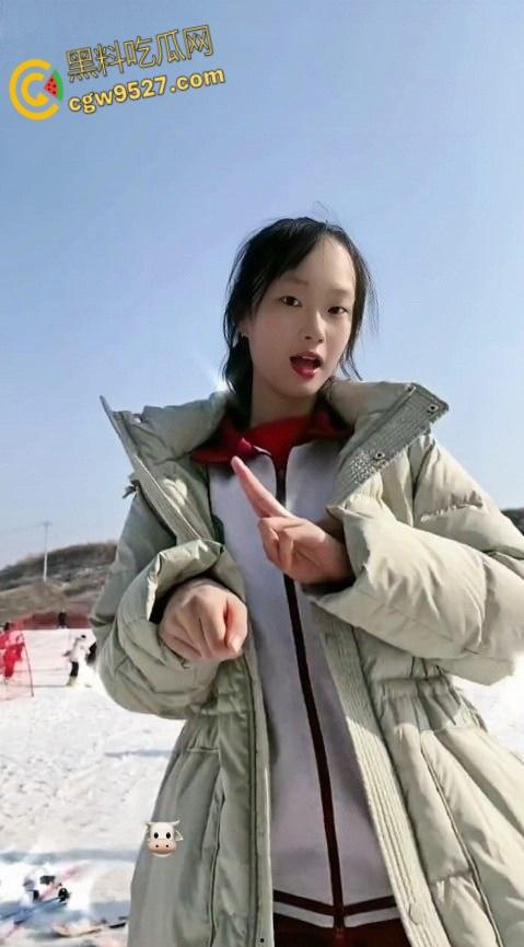 山东高中生少女【曹羽萌】,和男友厕所激情啪啪,熟练的跪在地上口交,白嫩酮体被狠狠后入打桩 !-1