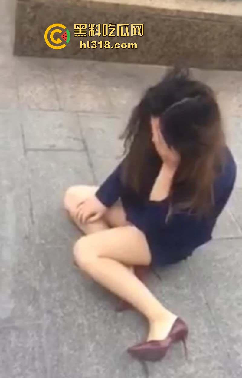 上海彪悍正宫当街暴揍极品小三，当街按头贴地疯狂猛踹，招式狠辣直击面门，打的小三毫无还手之力！-1