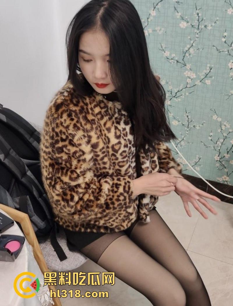 武汉舞蹈学院高颜值清纯舞蹈生【林沫沫】调教视频曝光,被金主包养完美露脸操嘴后入,口爆吞精视觉盛宴!-2