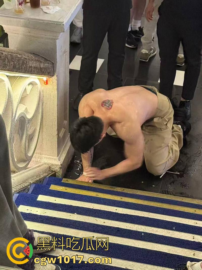 肌肉男【埃里克斯】酒精中毒，当场晕厥摔伤，竟被人拍下造谣，事实已经澄清，酒吧出面解释谣言！-8