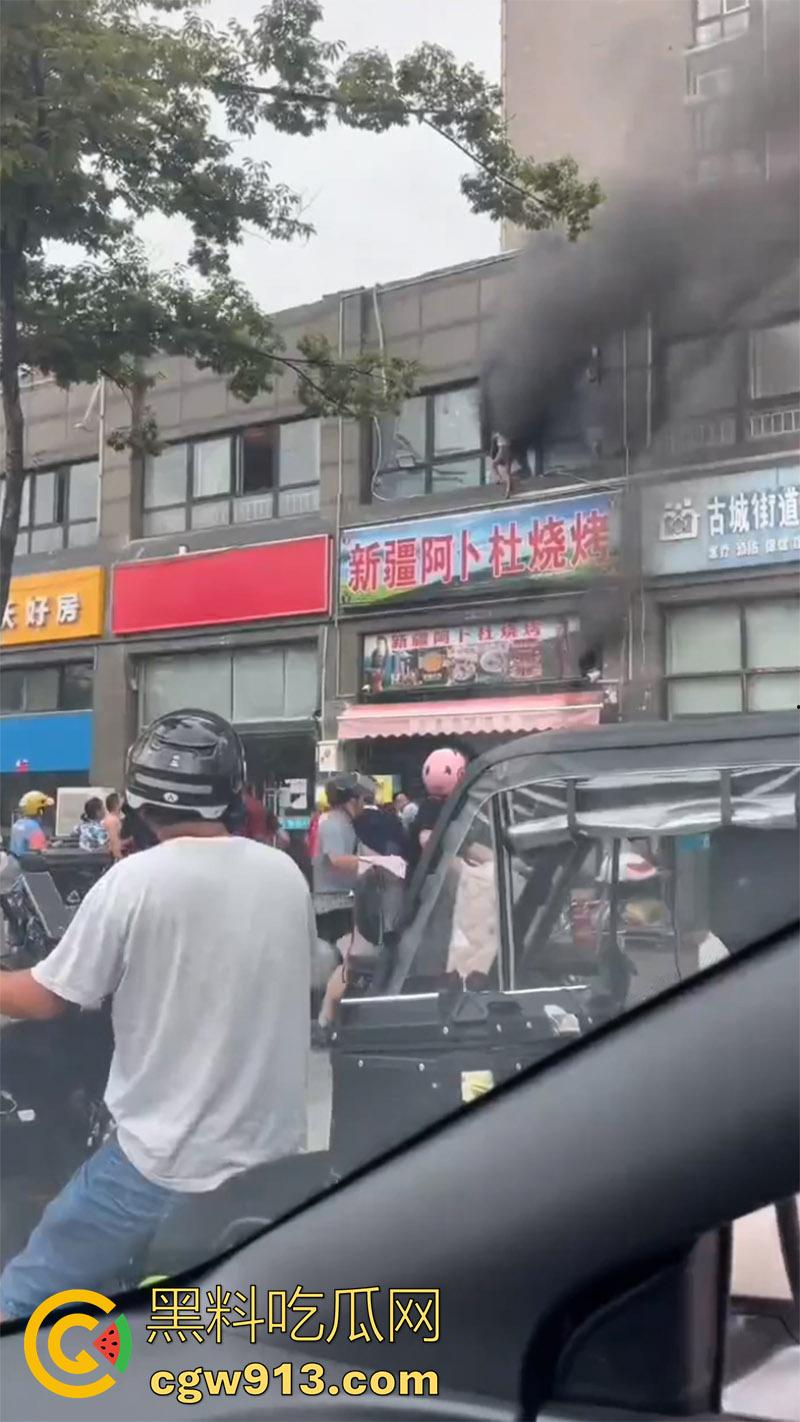 江苏宿迁突发火灾,新疆阿卜杜烧烤店,二楼调料仓库着火,整条街都能闻到烧烤的味道!-1