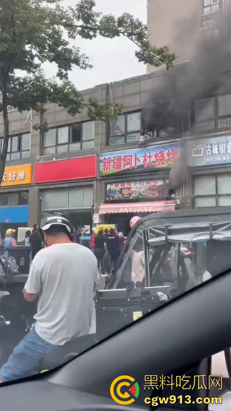江苏宿迁突发火灾,新疆阿卜杜烧烤店,二楼调料仓库着火,整条街都能闻到烧烤的味道!-2