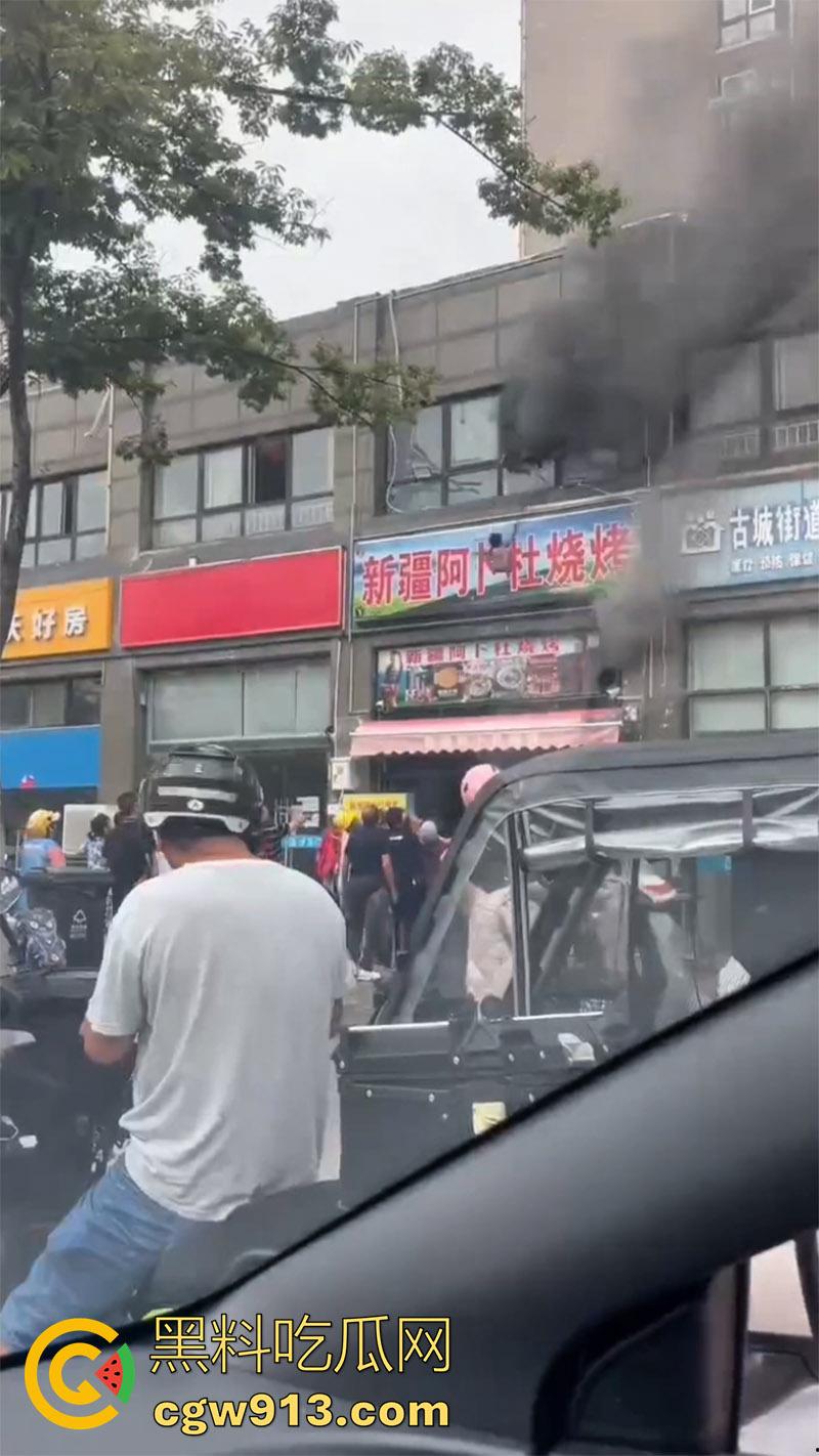 江苏宿迁突发火灾,新疆阿卜杜烧烤店,二楼调料仓库着火,整条街都能闻到烧烤的味道!-3