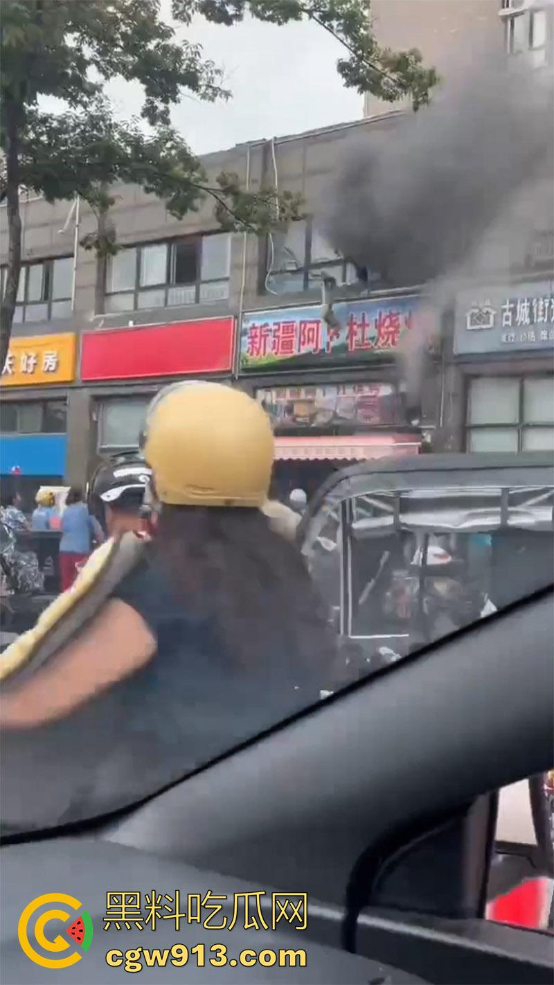 江苏宿迁突发火灾,新疆阿卜杜烧烤店,二楼调料仓库着火,整条街都能闻到烧烤的味道!-4