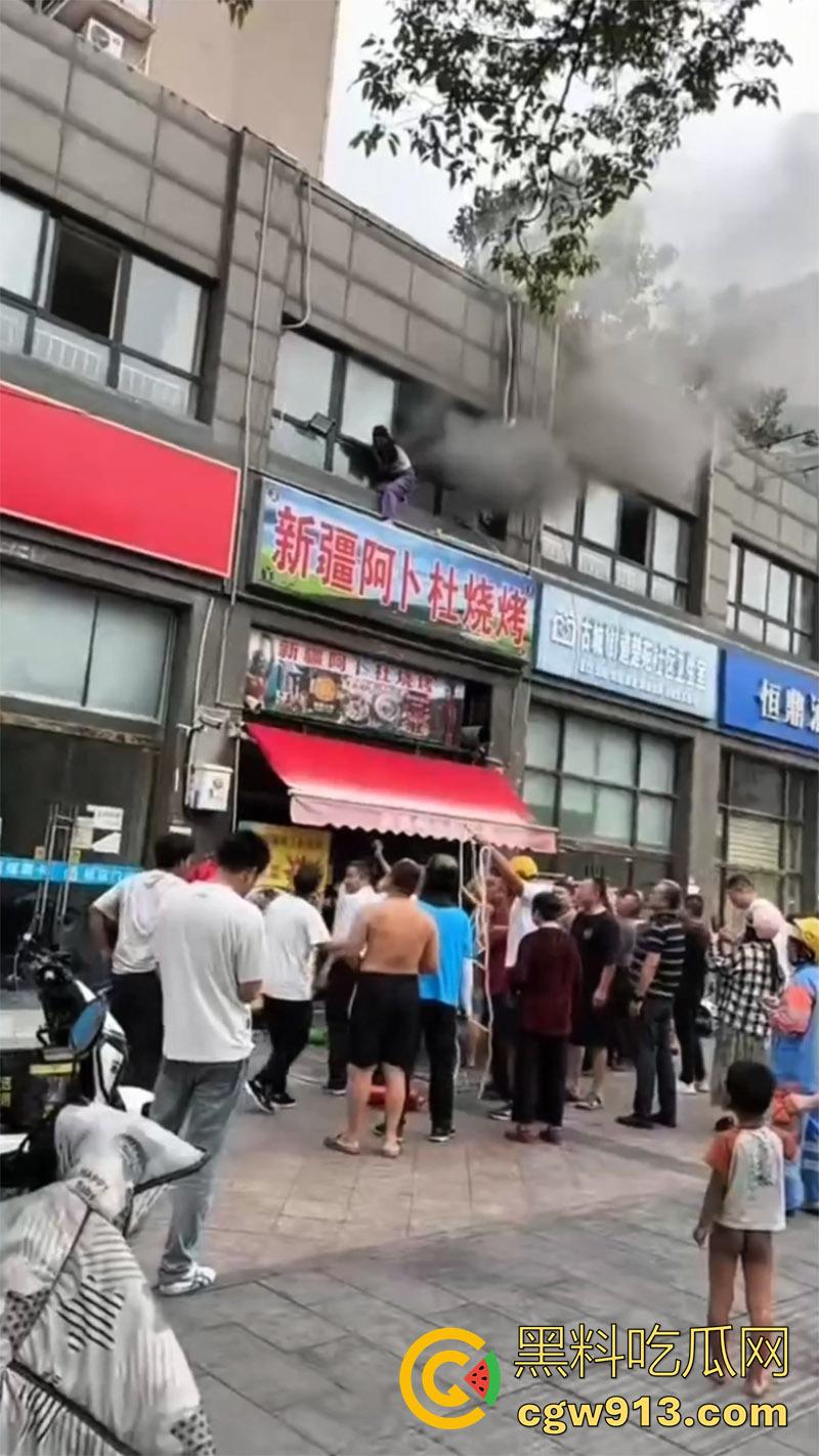 江苏宿迁突发火灾,新疆阿卜杜烧烤店,二楼调料仓库着火,整条街都能闻到烧烤的味道!-5