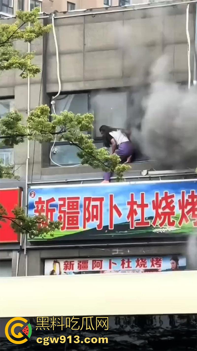 江苏宿迁突发火灾,新疆阿卜杜烧烤店,二楼调料仓库着火,整条街都能闻到烧烤的味道!-6