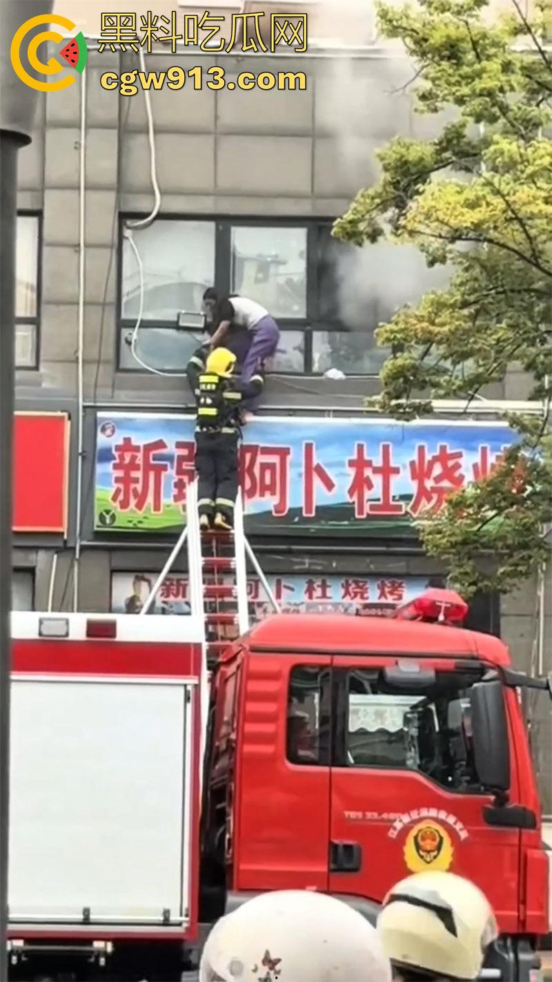 江苏宿迁突发火灾,新疆阿卜杜烧烤店,二楼调料仓库着火,整条街都能闻到烧烤的味道!-7