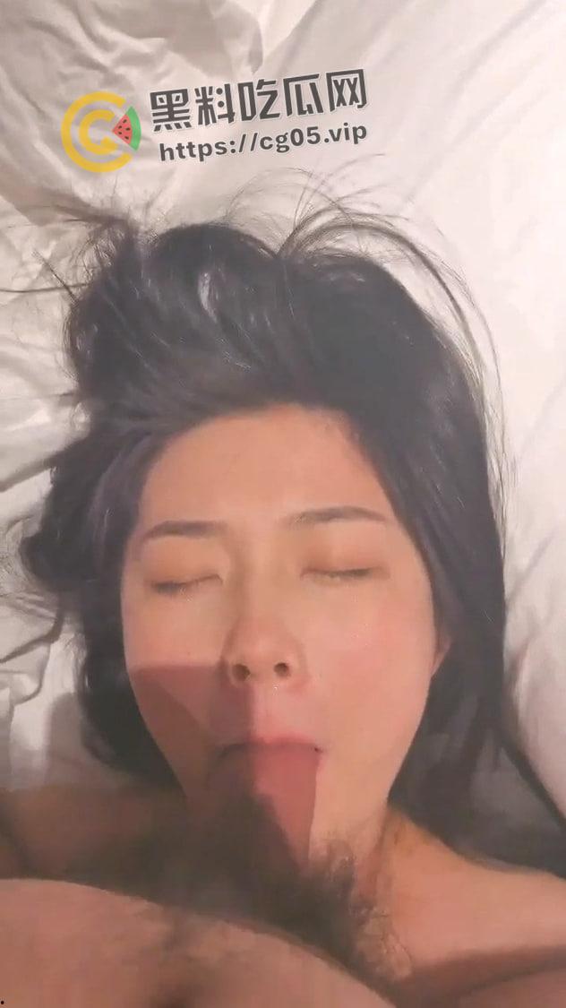 江西反差婊!结婚之前和其他男人打炮被发现 狠狠吸允别人大鸡巴的女人明天是自己的新娘 天价彩礼买只鸡-2