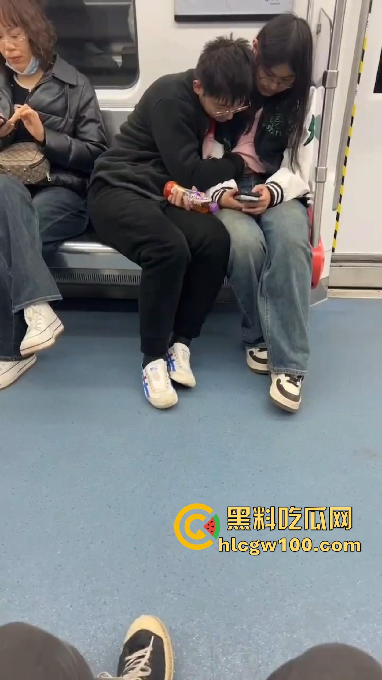 南京地铁上演活春宫，小情侣车厢摸奶上头，手伸进衣服揉得起劲，差点拖裤直接开干，你们是有多饥渴？-3