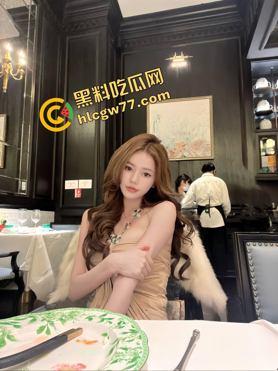 杭州绿帽夫妻首次入圈就放飞,老哥喂药助攻,我上她老婆,他趴地舔我们结合处,全程爽到脑仁麻!-2