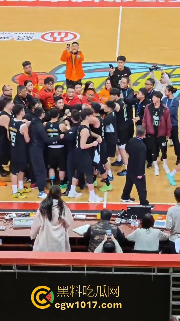 浙BA篮球联赛爆发大冲突!绍兴球队输不起,打完后还要打球员,真应了那句话,喝绍兴黄酒,打各地朋友!-4
