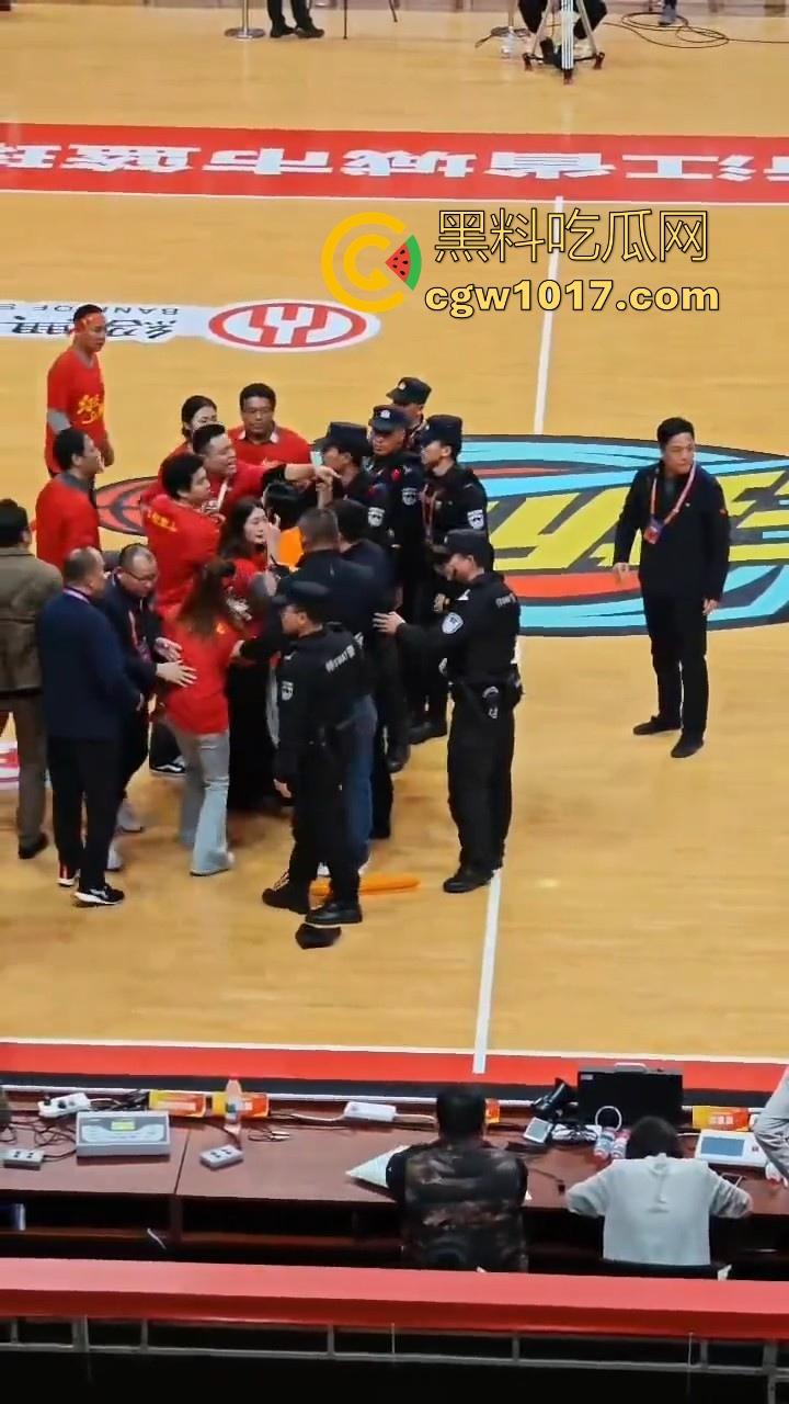 浙BA篮球联赛爆发大冲突!绍兴球队输不起,打完后还要打球员,真应了那句话,喝绍兴黄酒,打各地朋友!-6