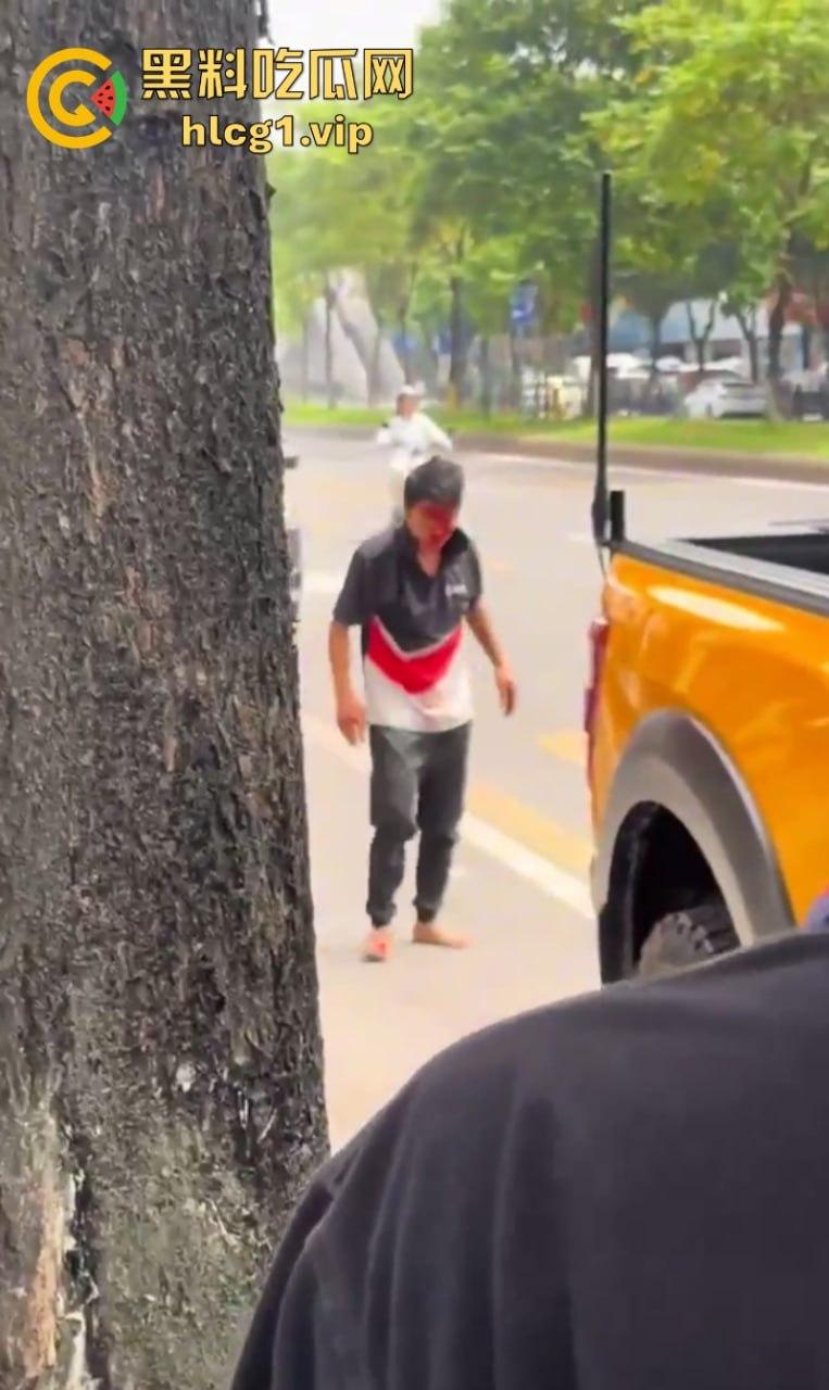 悲催!广州一快递小哥逆行撞到一豪车后 冲向过往车辆自残!-4