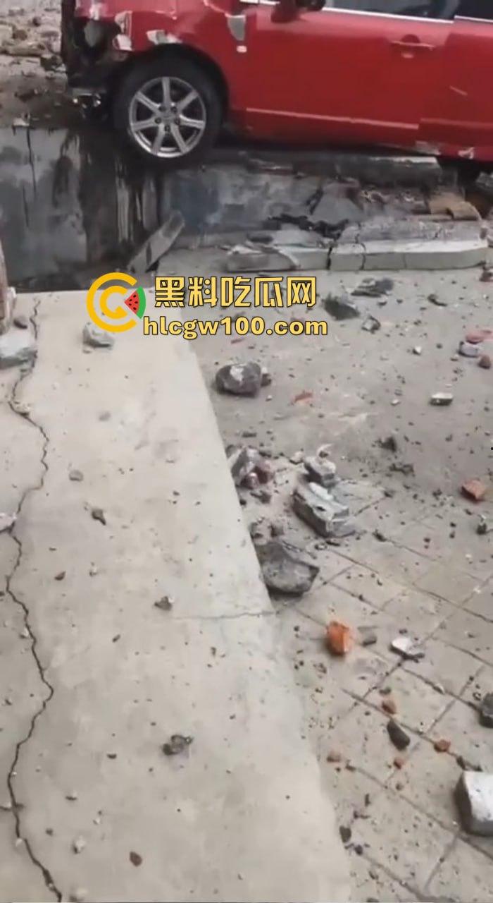 女司机漂移撞墙全程高能，开车像玩QQ飞车，氮气加速弹射起步，车撞成废铁人却完好无损牛逼！-3