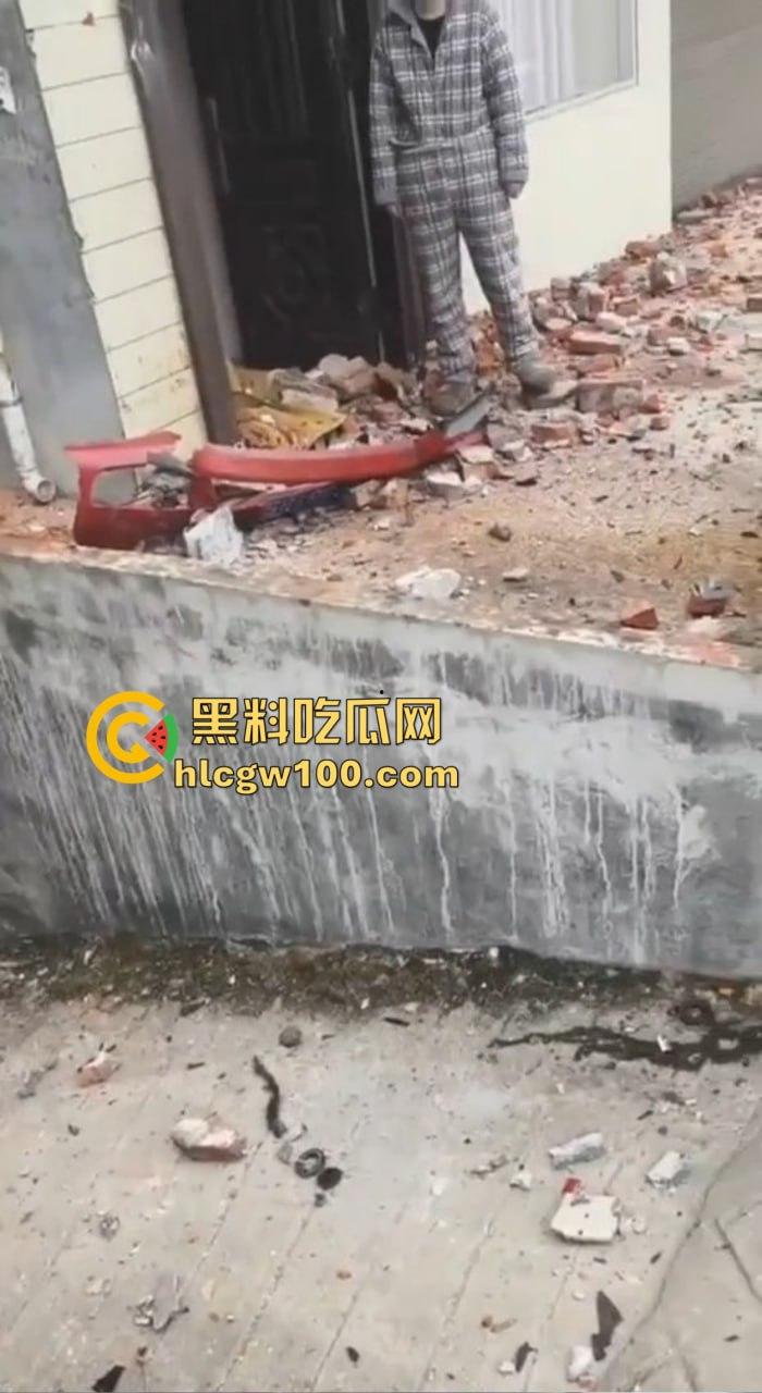 女司机漂移撞墙全程高能，开车像玩QQ飞车，氮气加速弹射起步，车撞成废铁人却完好无损牛逼！-4