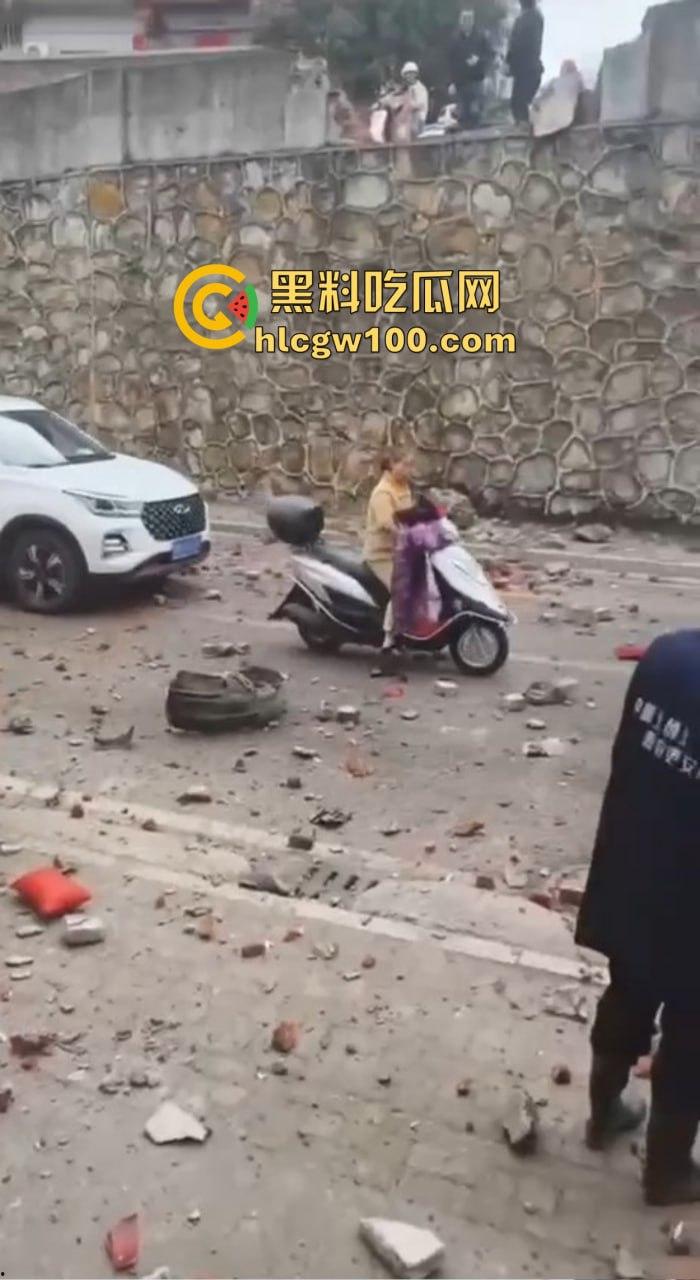 女司机漂移撞墙全程高能，开车像玩QQ飞车，氮气加速弹射起步，车撞成废铁人却完好无损牛逼！-5