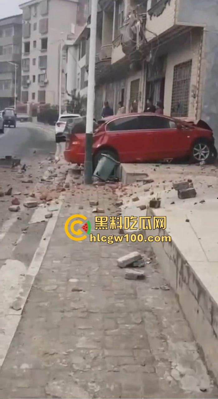 女司机漂移撞墙全程高能，开车像玩QQ飞车，氮气加速弹射起步，车撞成废铁人却完好无损牛逼！-7