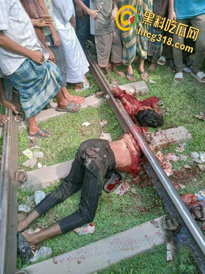 印度阿三搭顺风车，跳车时失误滑下轨道，同伴都没发现，回头身体已是两段 ！-6