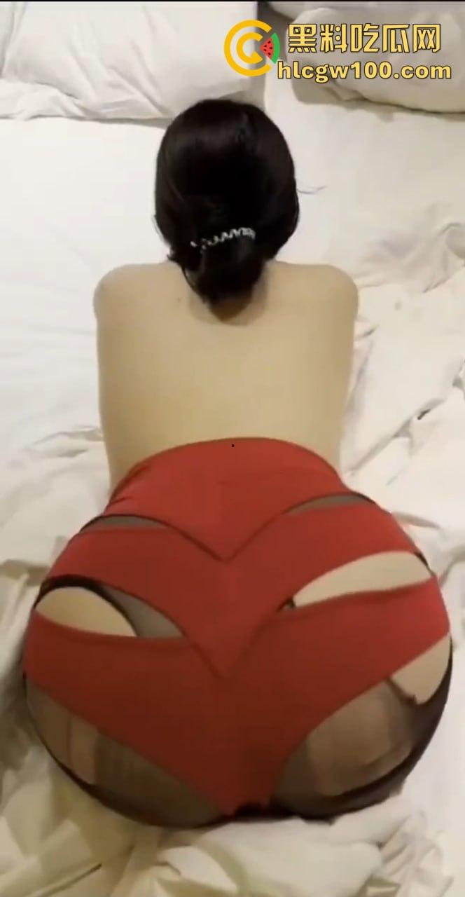 上海恋足癖老哥包养空姐只为玩脚,骚气空姐美脚喂蛋糕,老哥不日逼只玩脚,难言之瘾让人看傻!-12