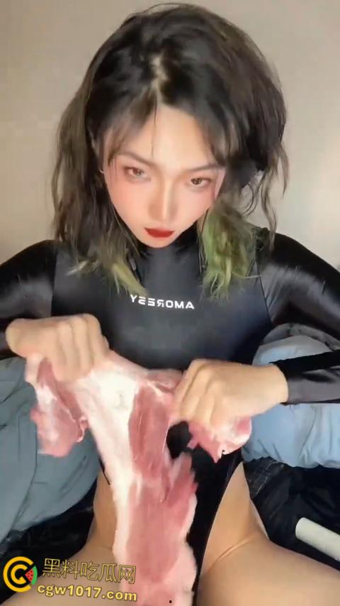 推特抽象男娘【小樱】 玩猪肉飞机杯!保鲜膜裹猪肉撸鸡巴射精,猪肉飞机杯白浊横流,猎奇画面视觉冲击拉满!-3