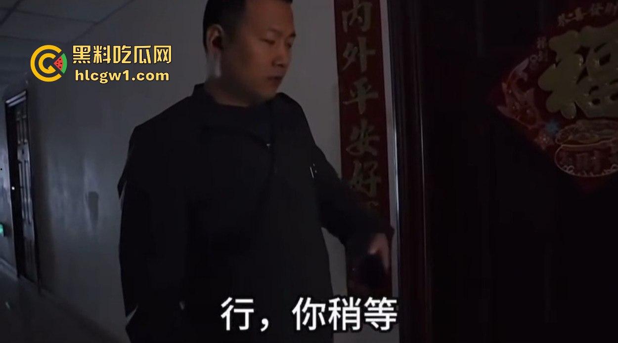 汉中市开锁师傅开门无辜撞见绿油油现场，绿帽现场捉奸，奸夫淫妇正骑马大战，老婆慌得连B都夹紧了！-9
