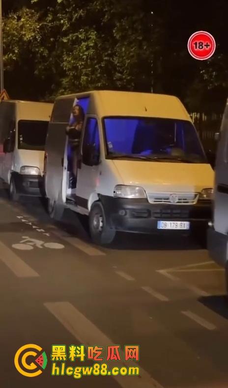 美国站街女卖都玩高端了？依维柯移动炮房遍地开花，一边被操一边跑路，嫖个娼还得坐稳扶好！-1