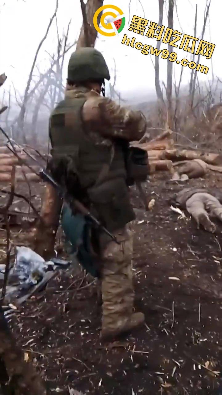 惨无人道!俄乌战场竟公然对俘虏痛下杀手,这暴行像恶魔的爪牙,撕碎了文明的遮羞布-1