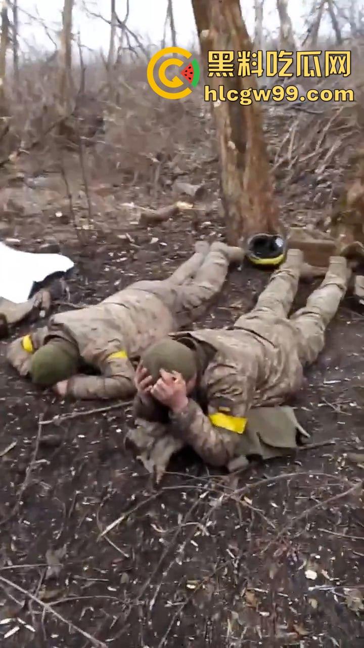 惨无人道!俄乌战场竟公然对俘虏痛下杀手,这暴行像恶魔的爪牙,撕碎了文明的遮羞布-7
