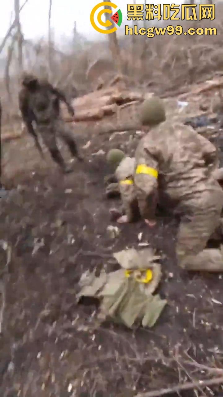 惨无人道!俄乌战场竟公然对俘虏痛下杀手,这暴行像恶魔的爪牙,撕碎了文明的遮羞布-8