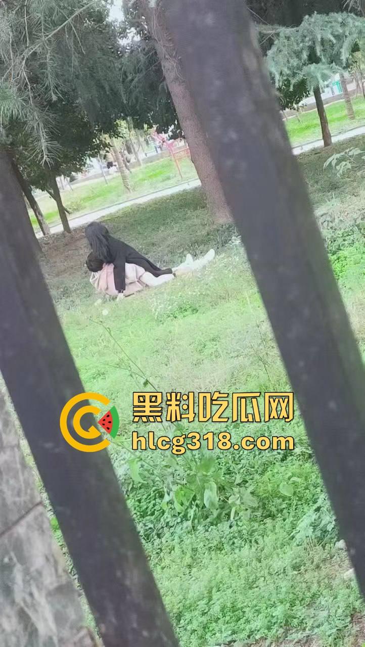 高颜值情侣公园草地野战!女上男下疯狂骑乘,精虫上脑了直接无视众人就是干呗!-8