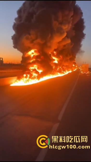 河北沧州高速上演油罐车相撞惊魂一刻,瞬间起火烟雾漫天,蔓延百米火龙天都被烧红了-7