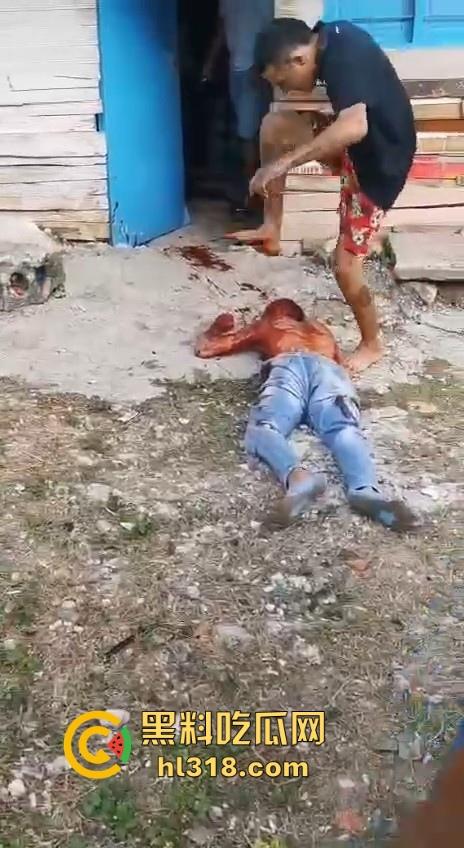 哥伦比亚双重谋杀案,疑似帮派报复,枪手杀害了不不尽兴,还要在死者头部猛踹几脚才愤愤离去,国外真乱!-2