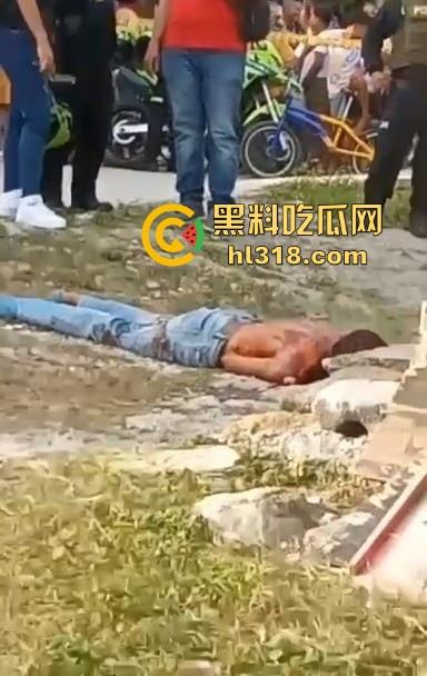 哥伦比亚双重谋杀案,疑似帮派报复,枪手杀害了不不尽兴,还要在死者头部猛踹几脚才愤愤离去,国外真乱!-6