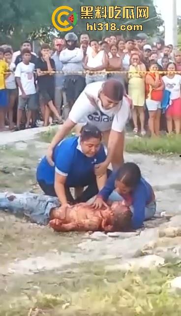 哥伦比亚双重谋杀案,疑似帮派报复,枪手杀害了不不尽兴,还要在死者头部猛踹几脚才愤愤离去,国外真乱!-8