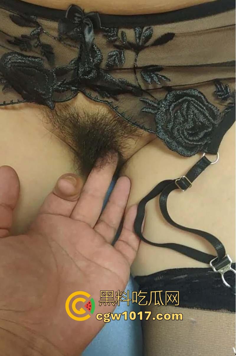 没有单手开法拉利的命,哪只能单手揉大奶猛操,炮机先开场润逼,后大屌后入猛插,把嫂子插到痉挛淫叫!-2