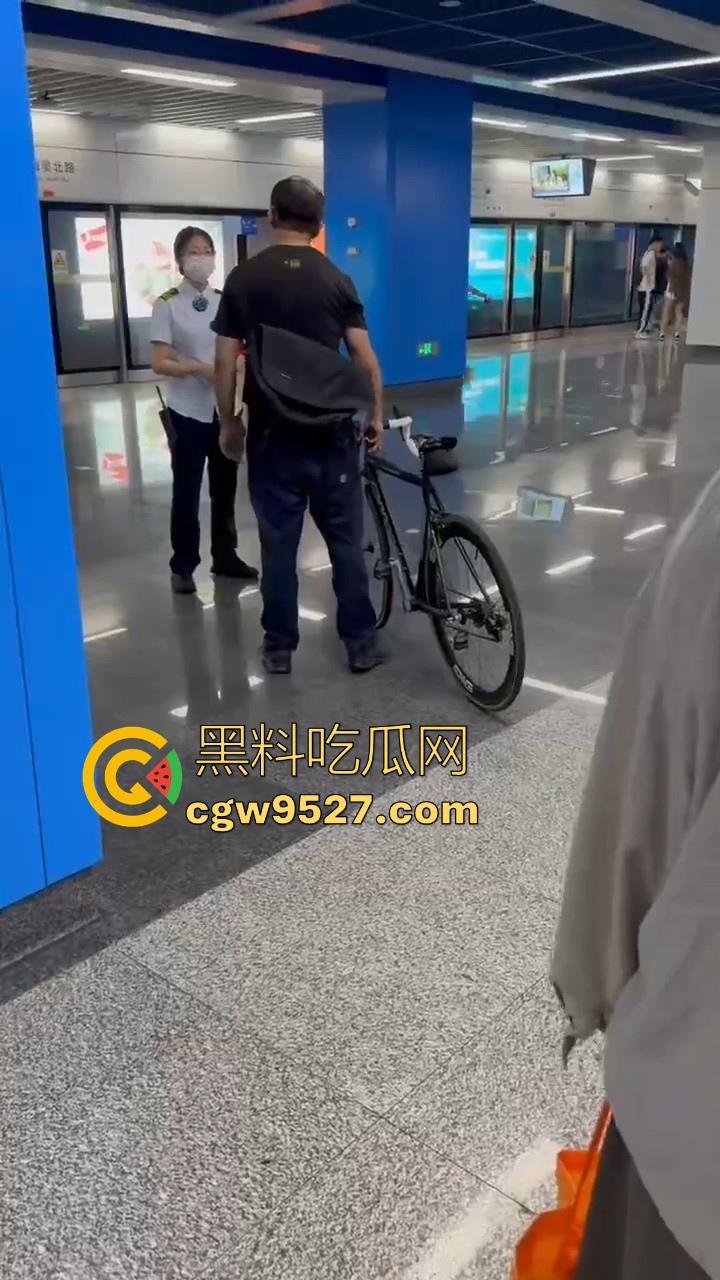 杭州素质眼镜男强行自行车强闯地铁站,工作人员劝解阻挠,全程当没听见,见人就开喷,懂不懂什么叫规定!-1