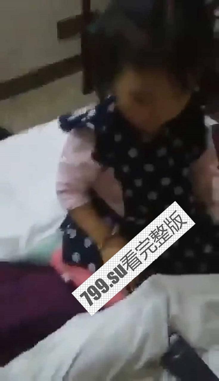 大离谱事件！离异少妇带女儿到酒店约会老情人 当着女儿面草妈妈-1