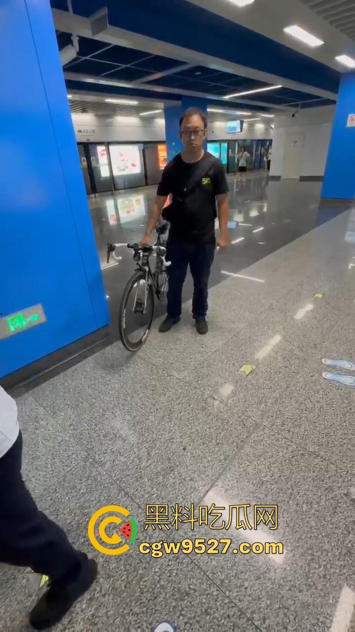 杭州素质眼镜男强行自行车强闯地铁站,工作人员劝解阻挠,全程当没听见,见人就开喷,懂不懂什么叫规定!-5