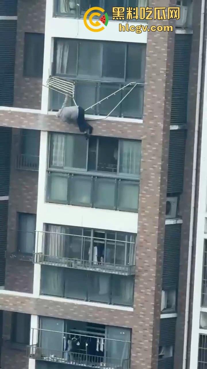 江苏大爷阳台练功不慎坠楼 挂窗户俩小时随风摇曳 视频曝光惊险瞬间-3