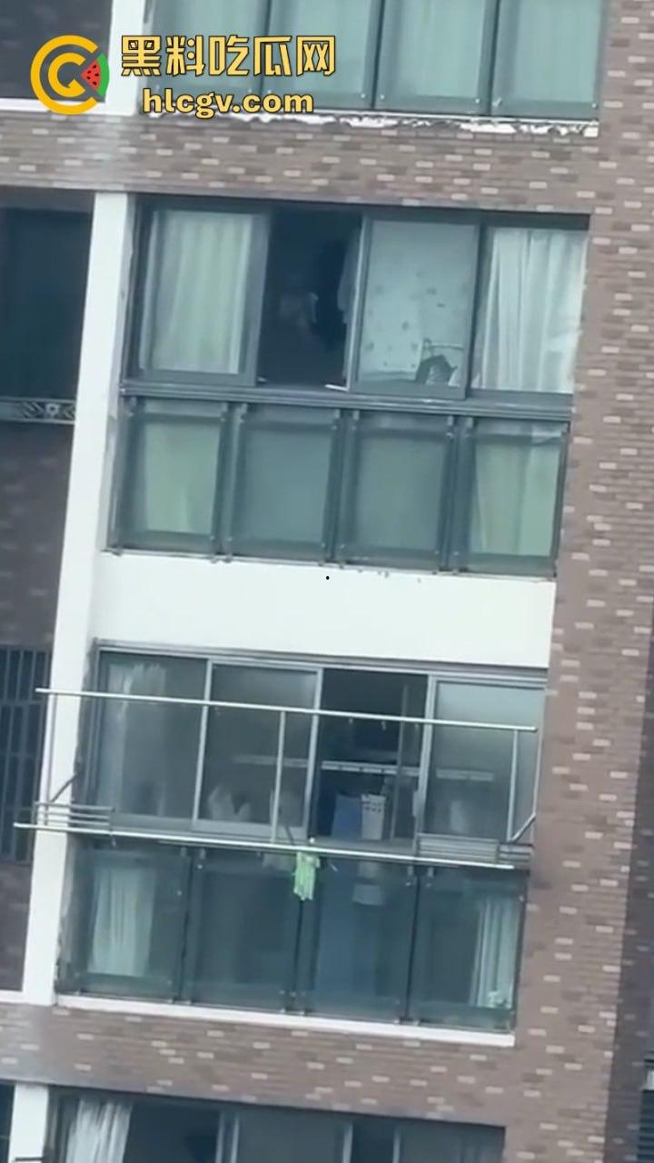 江苏大爷阳台练功不慎坠楼 挂窗户俩小时随风摇曳 视频曝光惊险瞬间-7