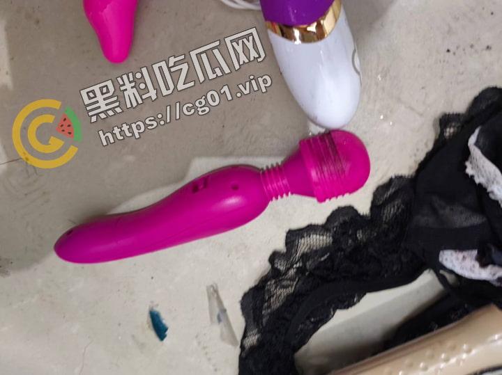 原女大学生宿舍改成男寝 遗留下海量电动玩具 到底是宿舍还是鸡窝?-5