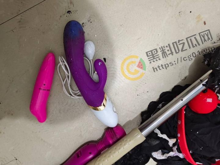 原女大学生宿舍改成男寝 遗留下海量电动玩具 到底是宿舍还是鸡窝?-6