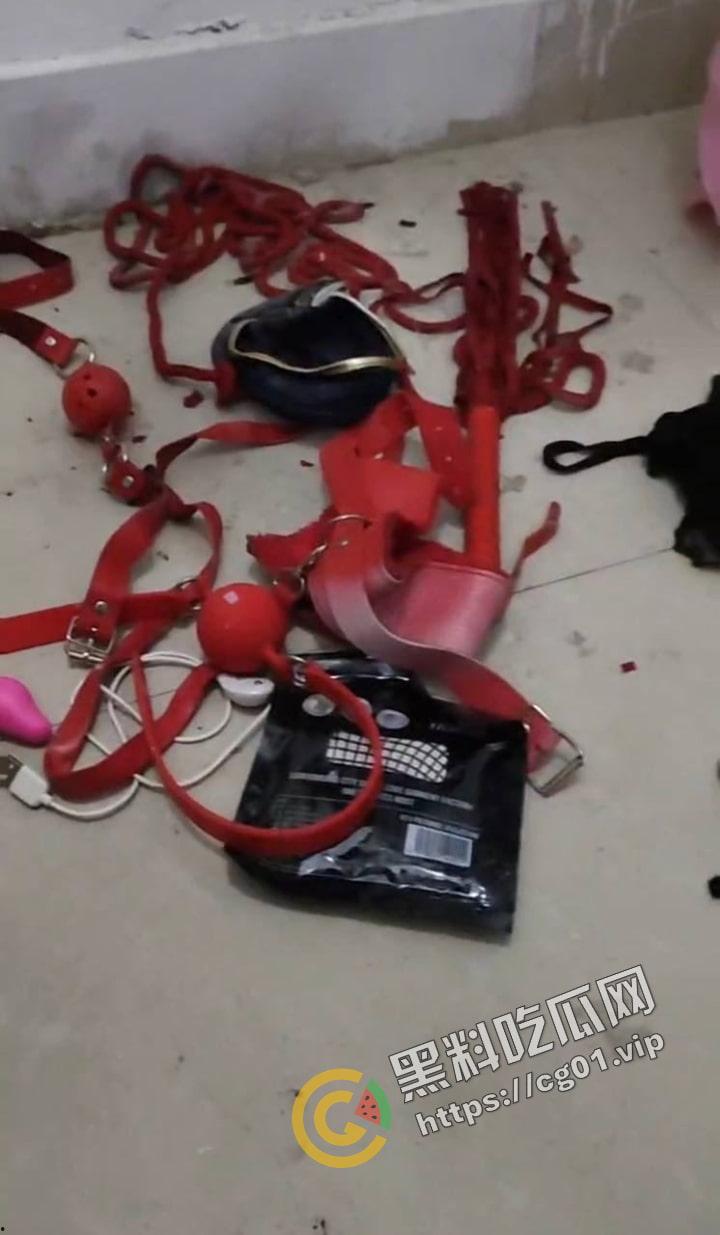 原女大学生宿舍改成男寝 遗留下海量电动玩具 到底是宿舍还是鸡窝?-9