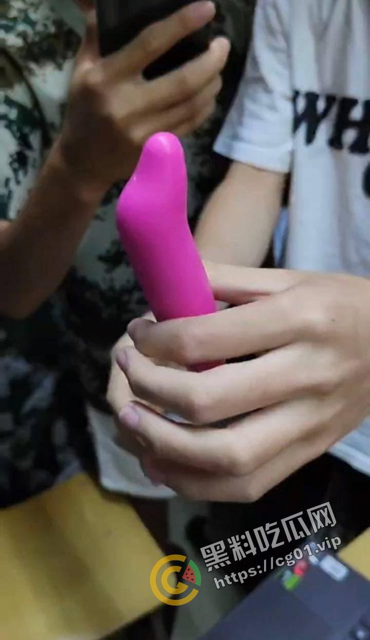 原女大学生宿舍改成男寝 遗留下海量电动玩具 到底是宿舍还是鸡窝?-10