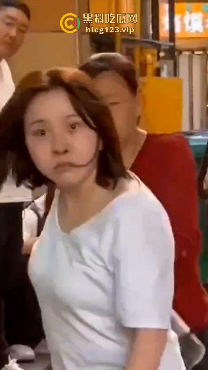 拳头硬了!河南漯河一怀孕女子打砸店铺 持刀行凶 怀了个太子吗?这么牛逼?现场撒泼视频看怒了-5
