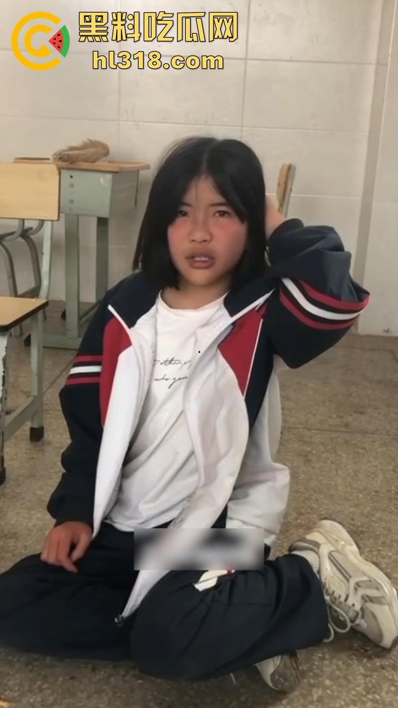 湖北第十一中学霸凌现场,实拍女学生被棍子爆头,果然最毒妇人心,欺负女人最狠的还得是女人-1