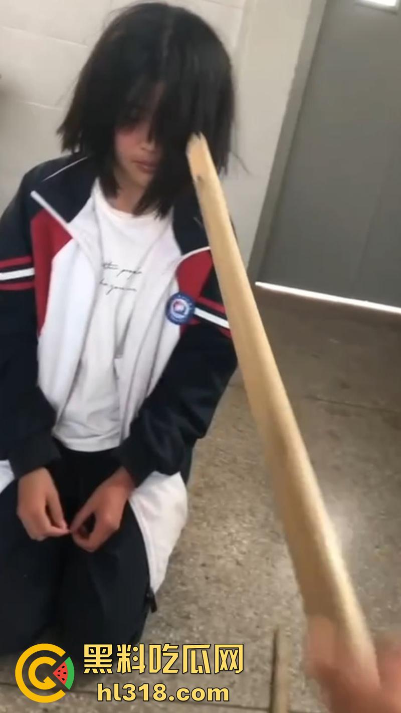 湖北第十一中学霸凌现场,实拍女学生被棍子爆头,果然最毒妇人心,欺负女人最狠的还得是女人-3